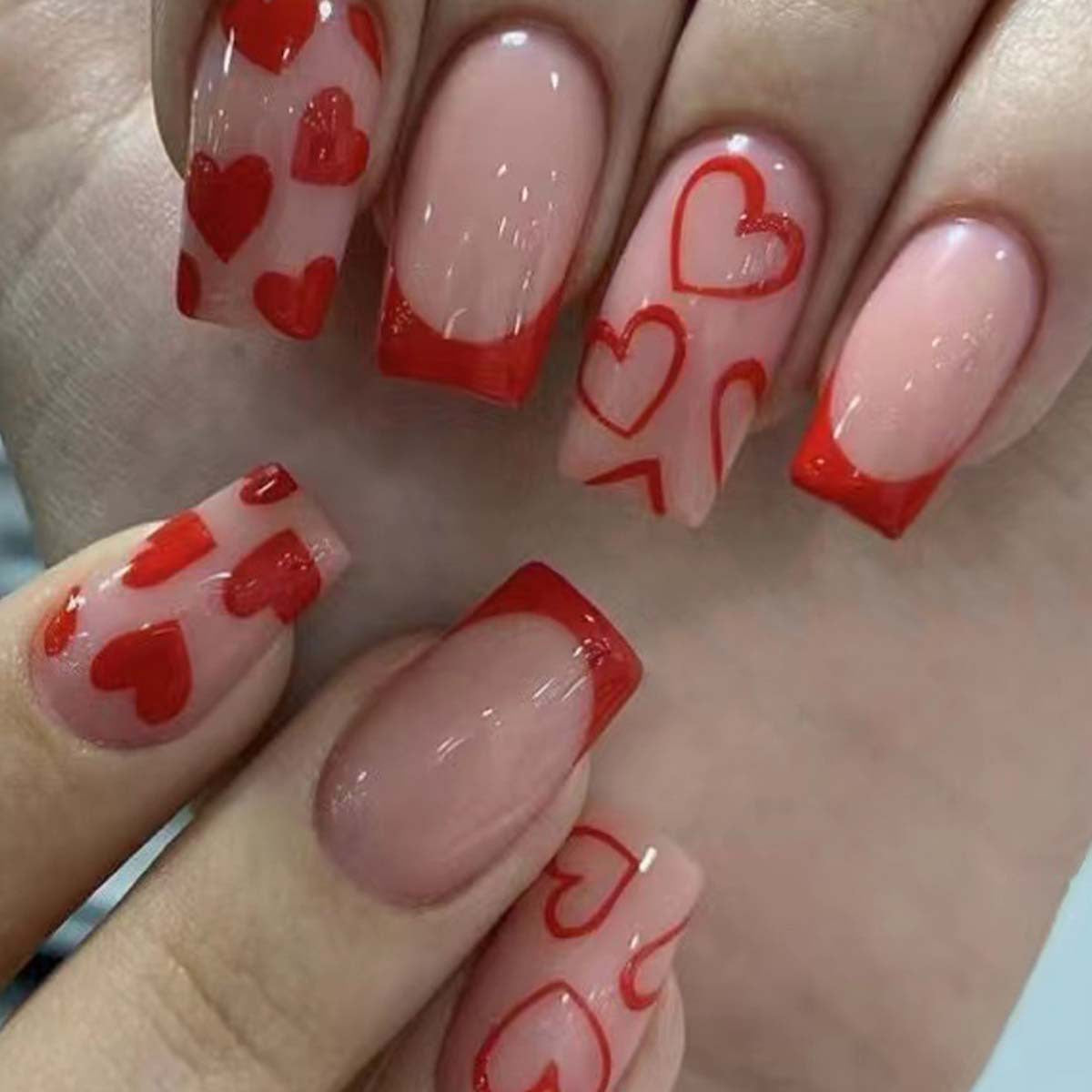 Kunstvolle Nail Art mit Herz-Design Brehn
