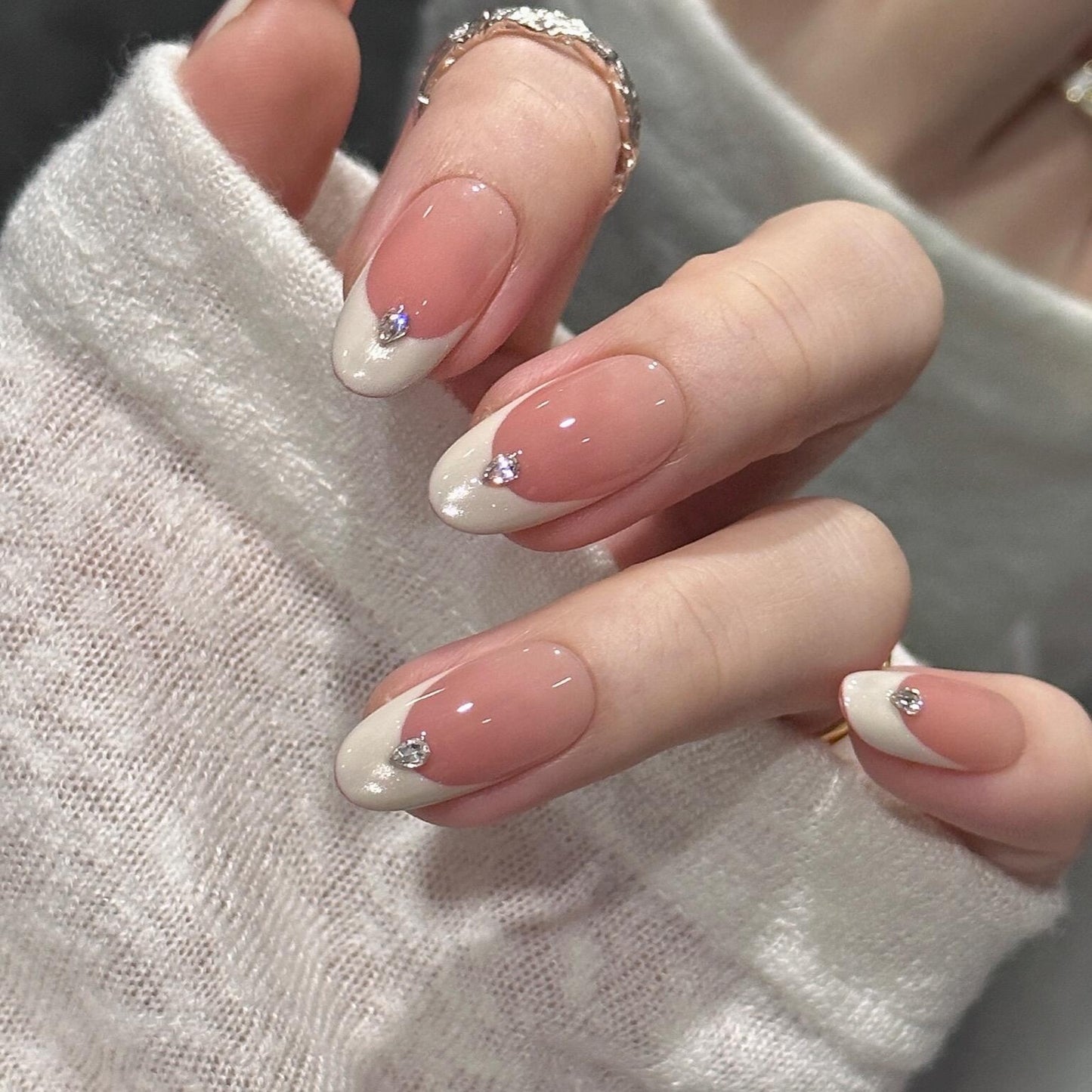 Kunstnägel mit Elegantem French-Style und Funkelnden Akzenten Brehn