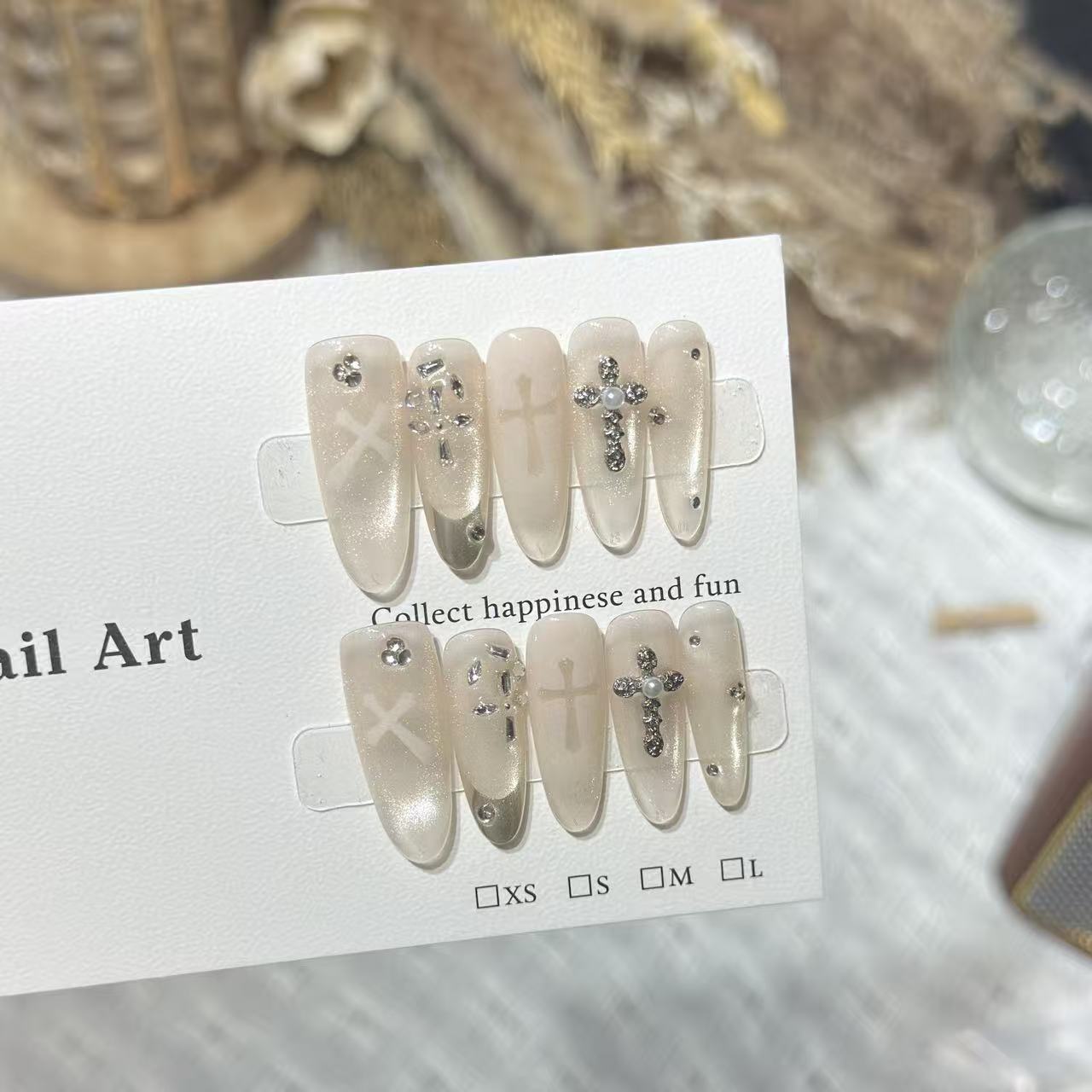Elegantes Dekoratives Press-On-Nagelset mit Strass-Kreuzakzenten Brehn