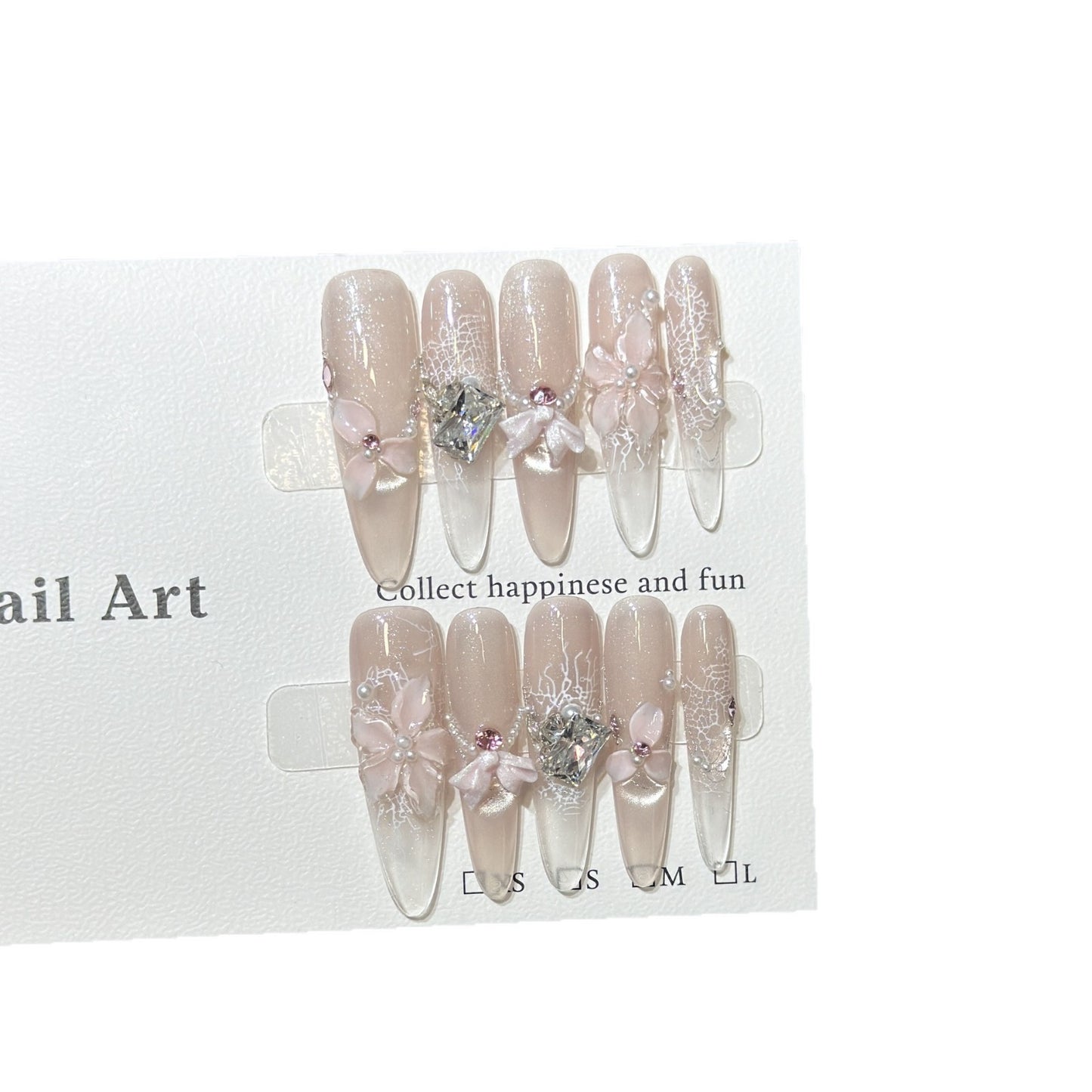 Dekoratives Press-On Nagelset mit floralen und Edelsteinakzenten Brehn