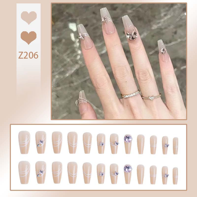 Kunstnagelset mit filigranen Verzierungen und glamurösen Akzenten Brehn
