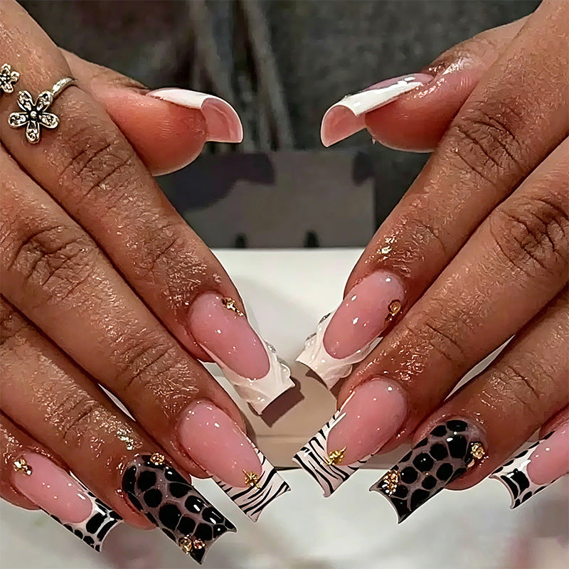 Elegante Kunstnägel mit handbemalten floralen Akzenten Brehn