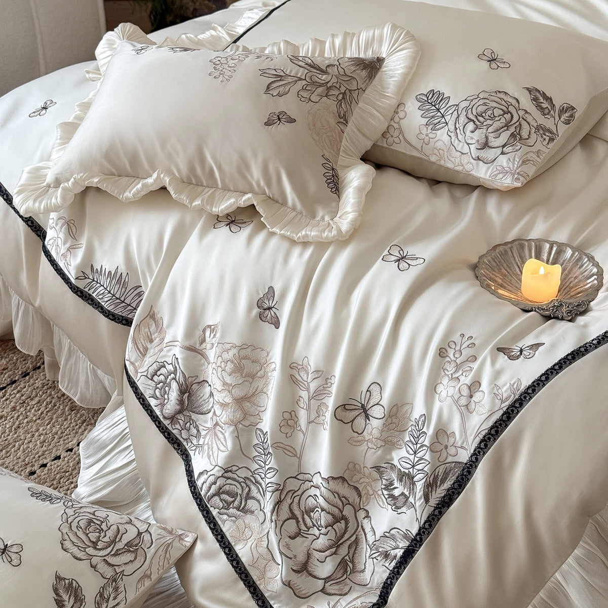 Luxuriöser gestickter Satin Rüschendaunenbettbezug Bettwäsche Set