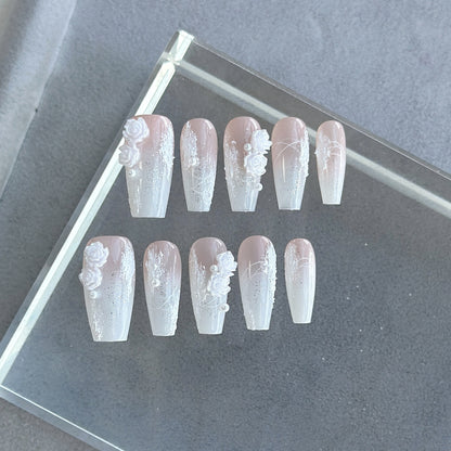 Künstlerisches Press-On Nagelkunstset mit Herz- und himmlischen Designs