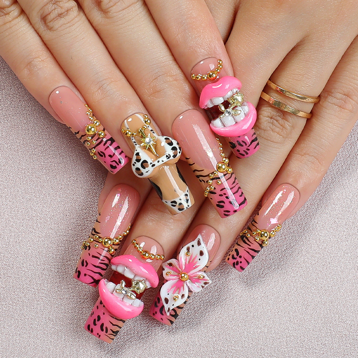 Kreatives Nagelset mit elegantem Tier- und Blütenmuster Brehn