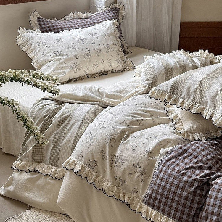 Patchwork-Bettgarnitur im Vintage-Landhausstil mit Volant und Spitzenkante
