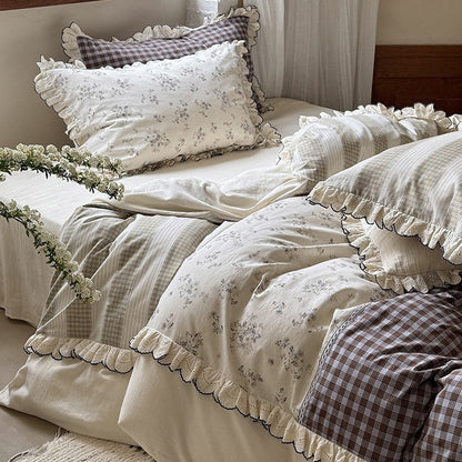 Patchwork-Bettgarnitur im Vintage-Landhausstil mit Volant und Spitzenkante