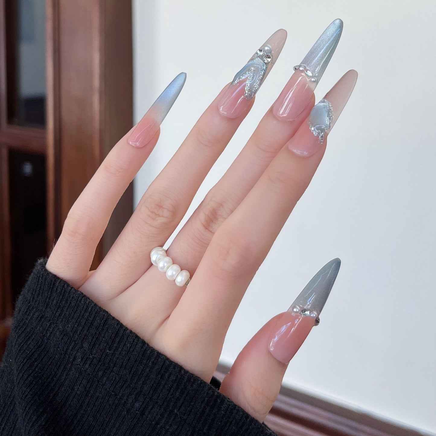 Künstlerische Stiletto Press-On Nagelkunst mit schimmernden Akzenten Brehn
