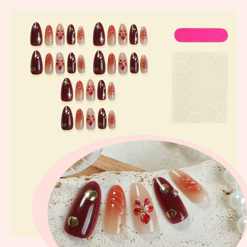 Kunstnagelset mit eleganten floralem Akzenten und Glitzerdetails Brehn