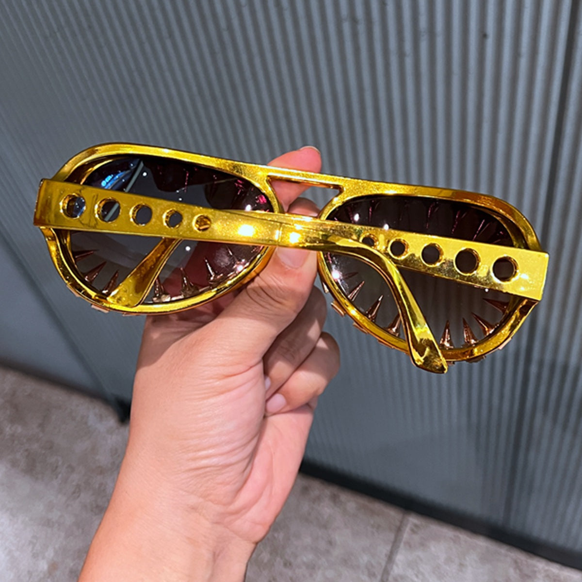 Damen Sonnenbrille im futuristischen Design mit spitzen Kristallverzierungen Brehn