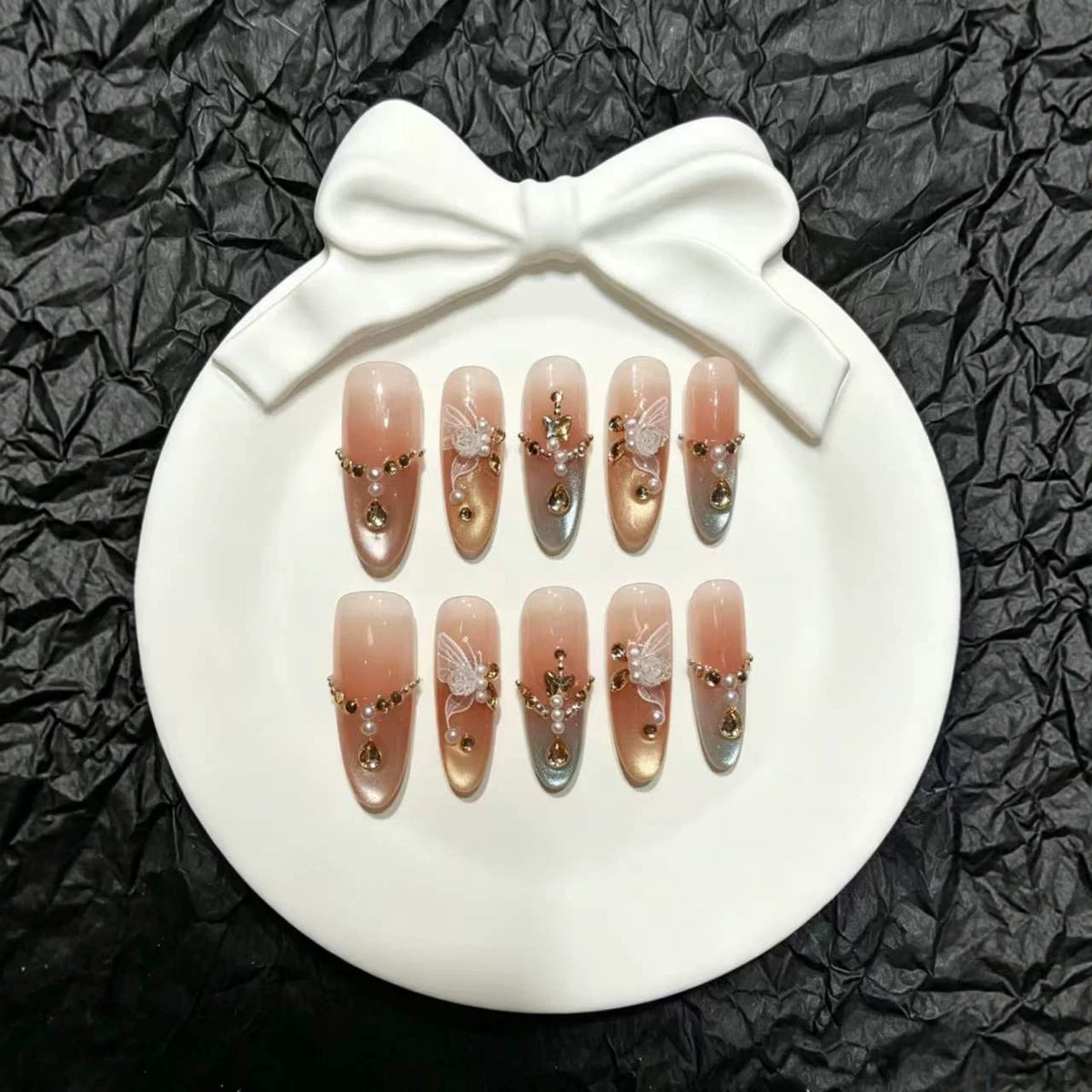 Dekorativer Press-On-Nagelset mit 3D-Elementen