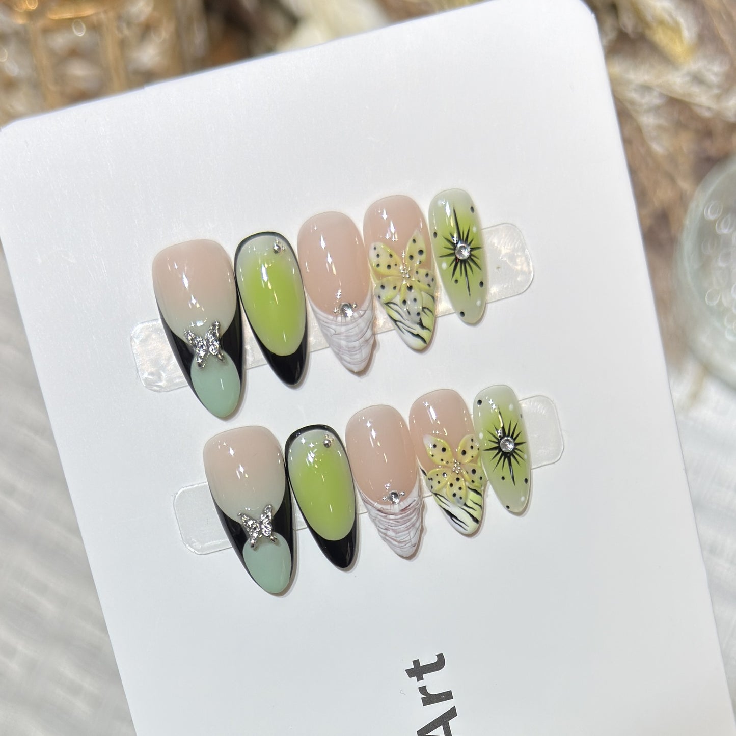 Künstlerisches Press-On Nagelset mit Schmetterlings- und Blumendesigns Brehn