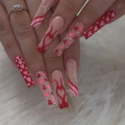 Kunstvolle Nagelkunst mit Herzen und Glitzerakzenten Brehn