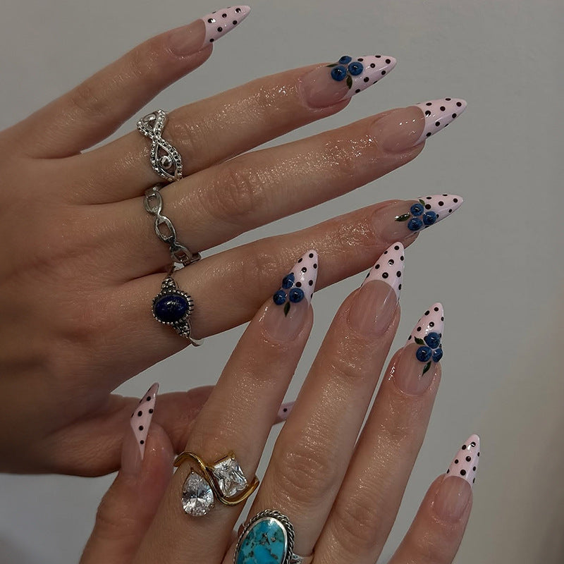 Kunstnagelset mit stilvollen Punkten und floralen Verzierungen Brehn