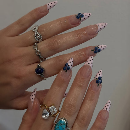 Kunstnagelset mit stilvollen Punkten und floralen Verzierungen Brehn