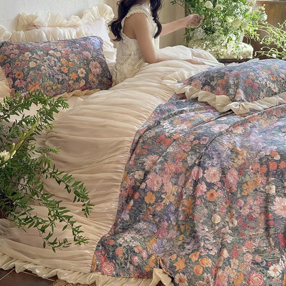 Florale Bettwäschegarnitur mit Vintage-Malerei-Print, Volantkissen und geraffter Tagesdecke