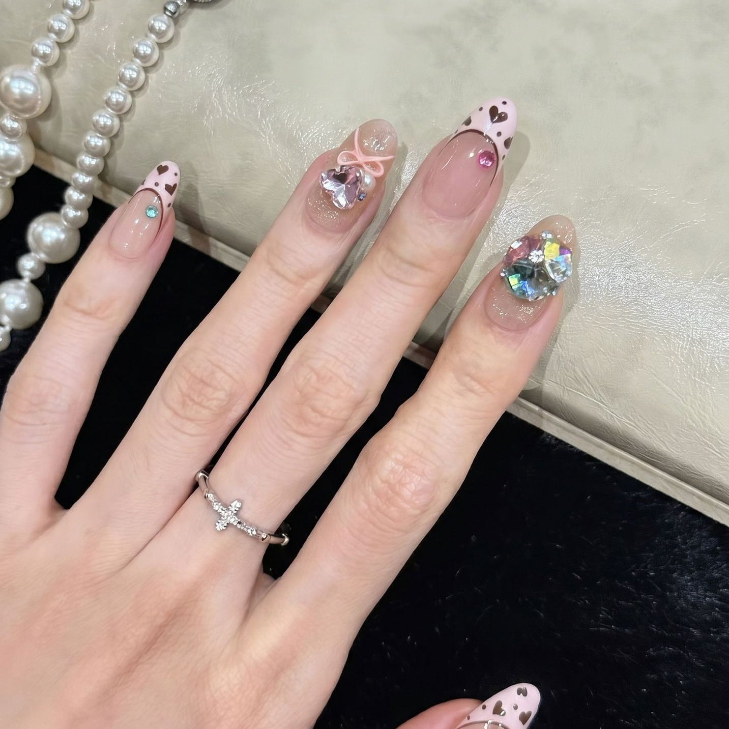 Dekoratives Press-On Nagelkunst-Set mit Herz- und Edelsteinakzenten Brehn