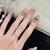 Dekoratives Press-On Nagelkunst-Set mit Herz- und Edelsteinakzenten Brehn
