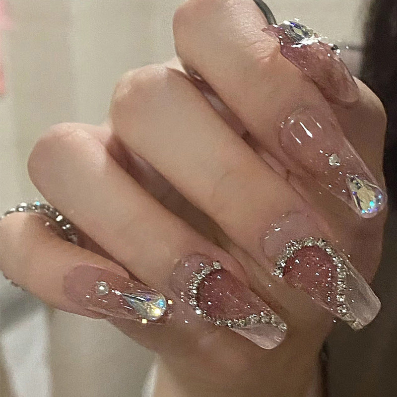 Kunstnagelset mit eleganten Glitzerverzierungen und schimmernden Akzenten Brehn