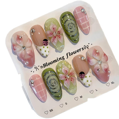 Florale Luxus Press-On Nail Art Set