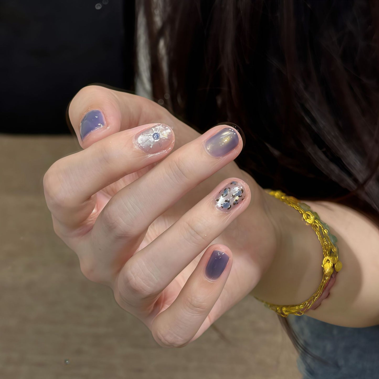 Glamouröse Kunstnägel mit Eleganten Glitzerelementen Brehn