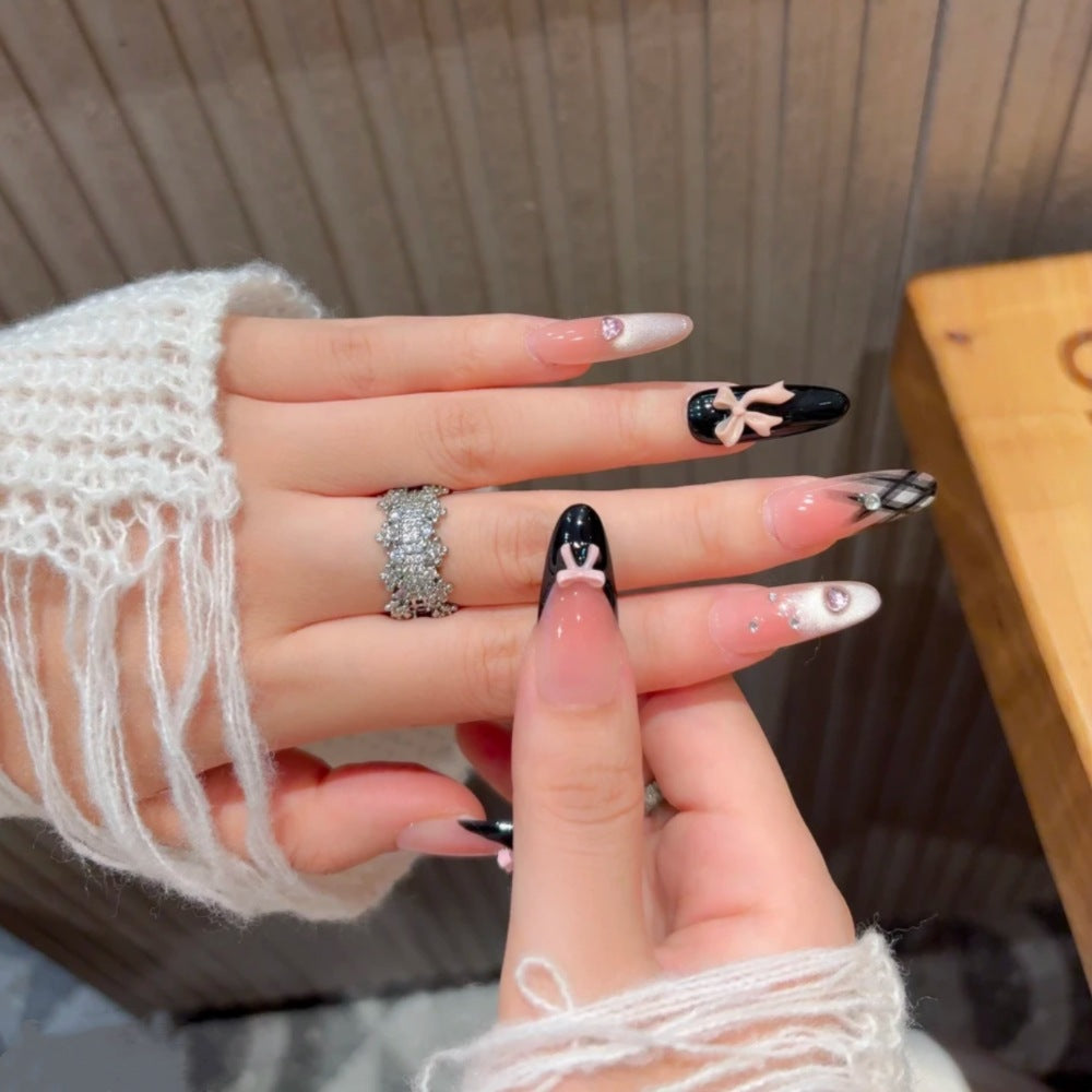 Künstlerisches Press-On-Nagelset mit kreativen Schleifen- und Edelsteinakzenten Brehn
