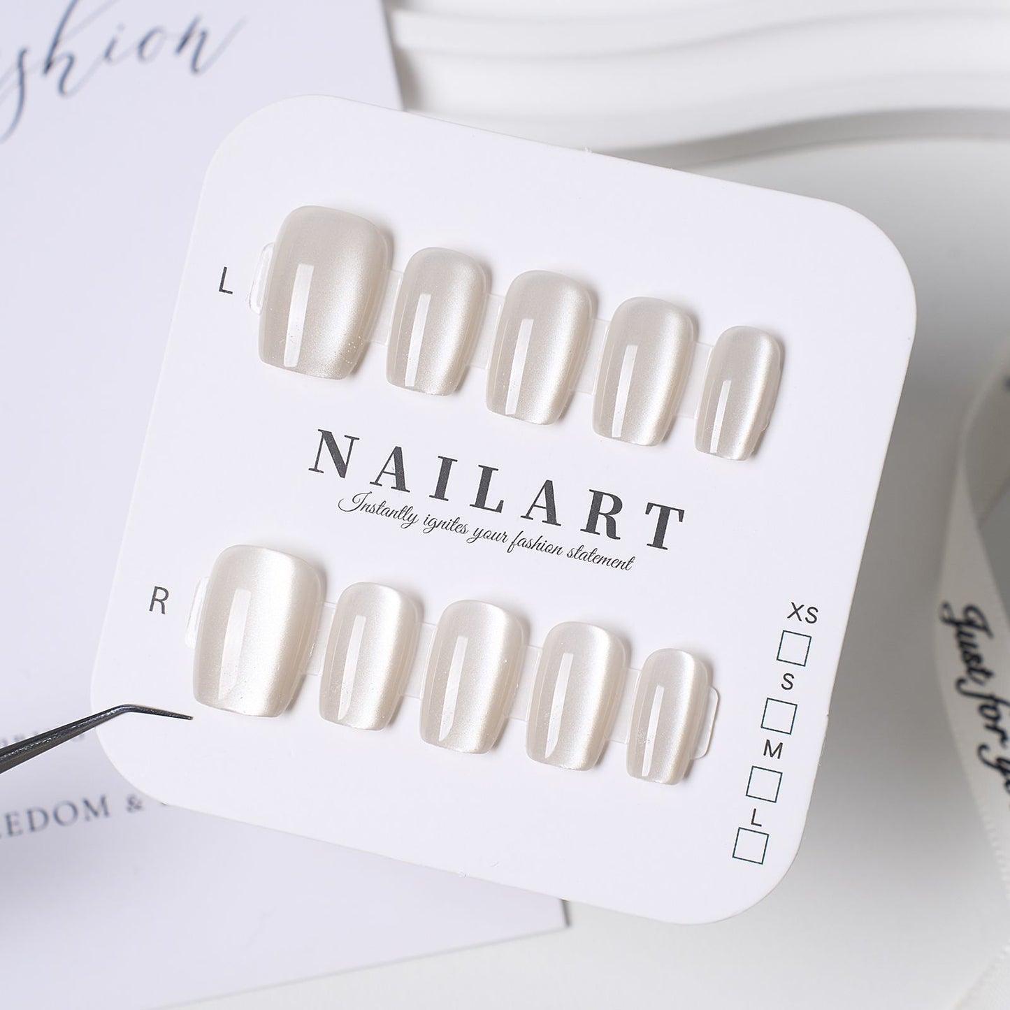 Künstlerisches Stiletto Press-On Nagelset mit floralem Schmuck Brehn