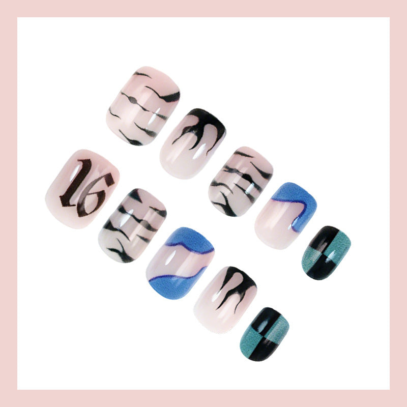 Kunstnagelset mit modernen grafischen Designs und schimmernden Akzenten Brehn