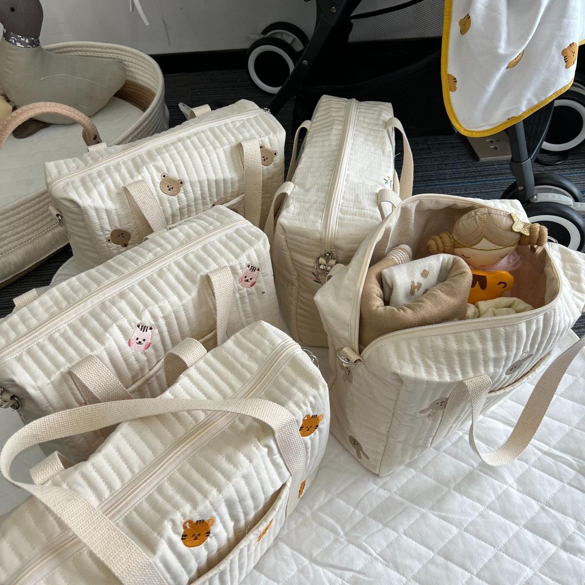 Gepolsterter Babywindel-Rucksack mit bestickten Plüschbären-Akzenten