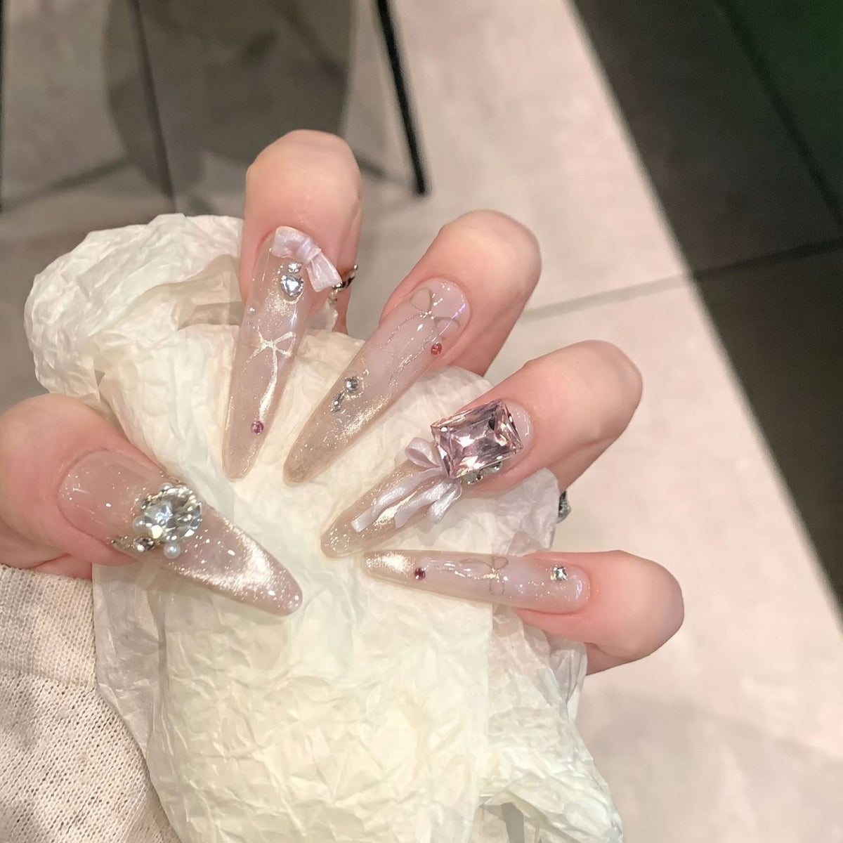 Verzierte mit Strass besetzte Stiletto-Press-On-Nägel Brehn