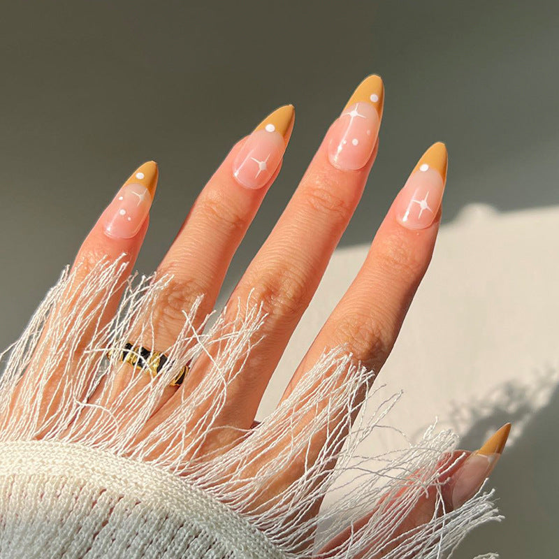 Kunstvolle Nagelverlängerungen mit elegantem Blattmuster Brehn