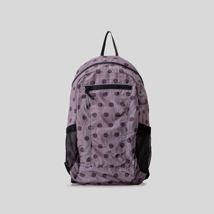 Verspielt gepunkteter Rucksack
