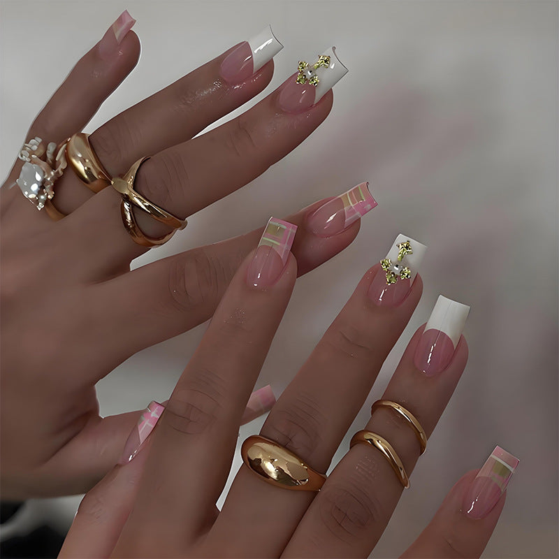 Kunstnagelset mit eleganten French-Tipps und modernen Akzenten Brehn
