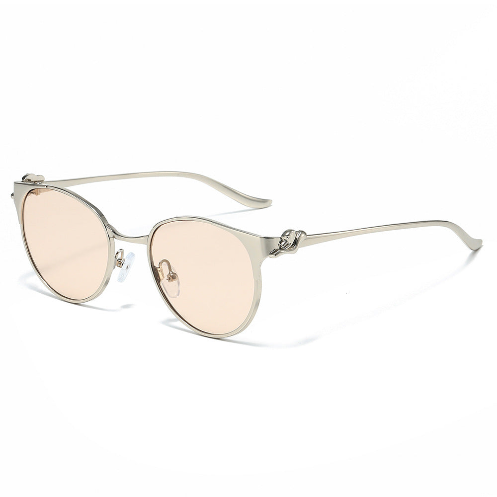 Elegante Cat-Eye-Sonnenbrille mit dekorativen goldenen Akzenten Brehn