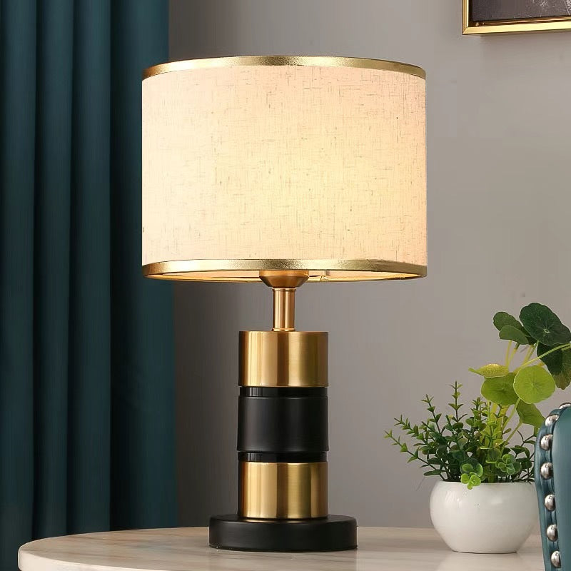 Moderne Tischlampe mit geometrischem Design