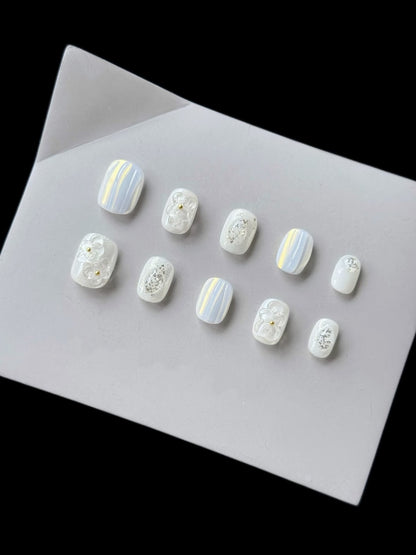 Dekoratives Press-On Nagelset mit elegantem Marmor- und Blumenakzenten