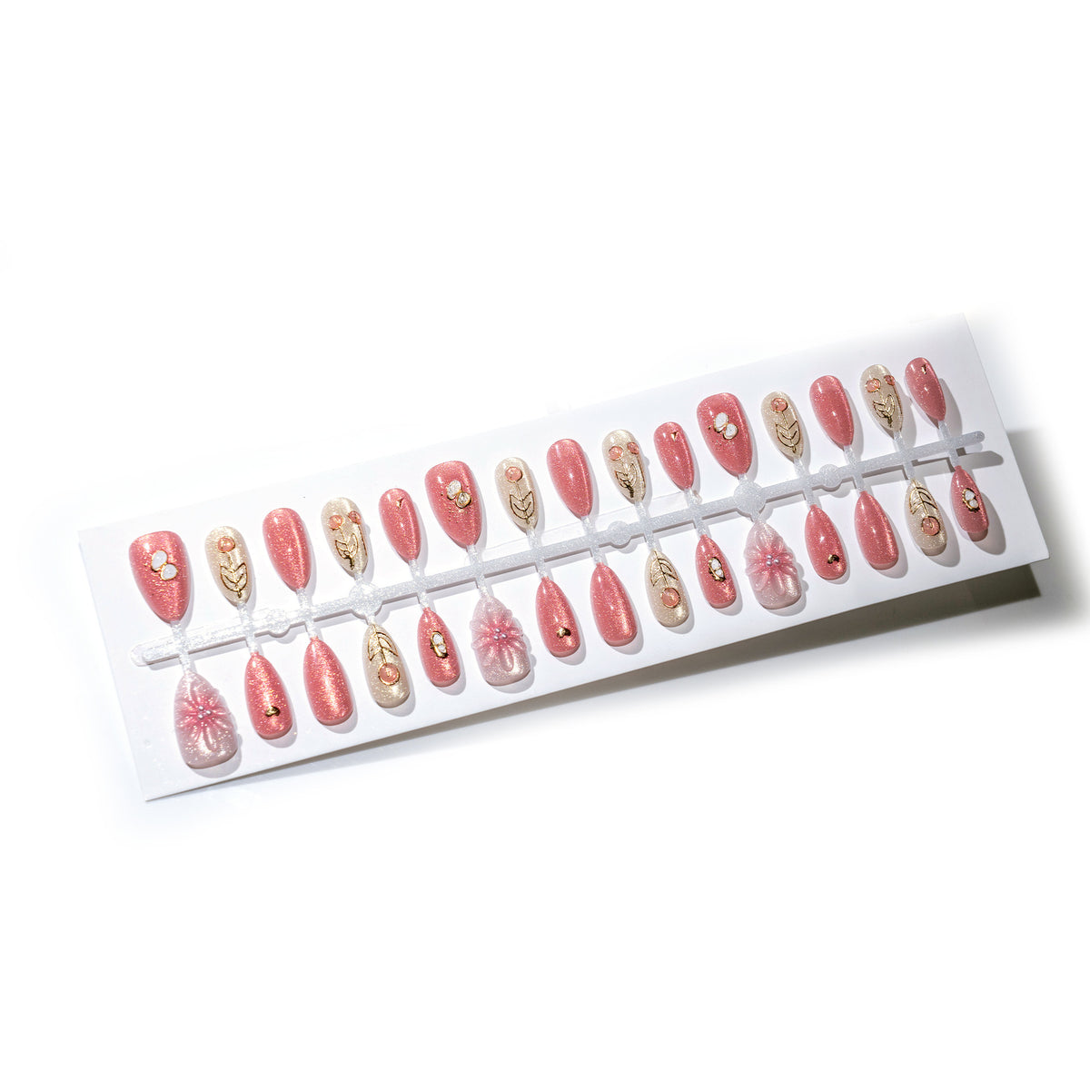 Elegantes floral Press-On-Nagelkunst-Set mit dekorativen Akzenten Brehn