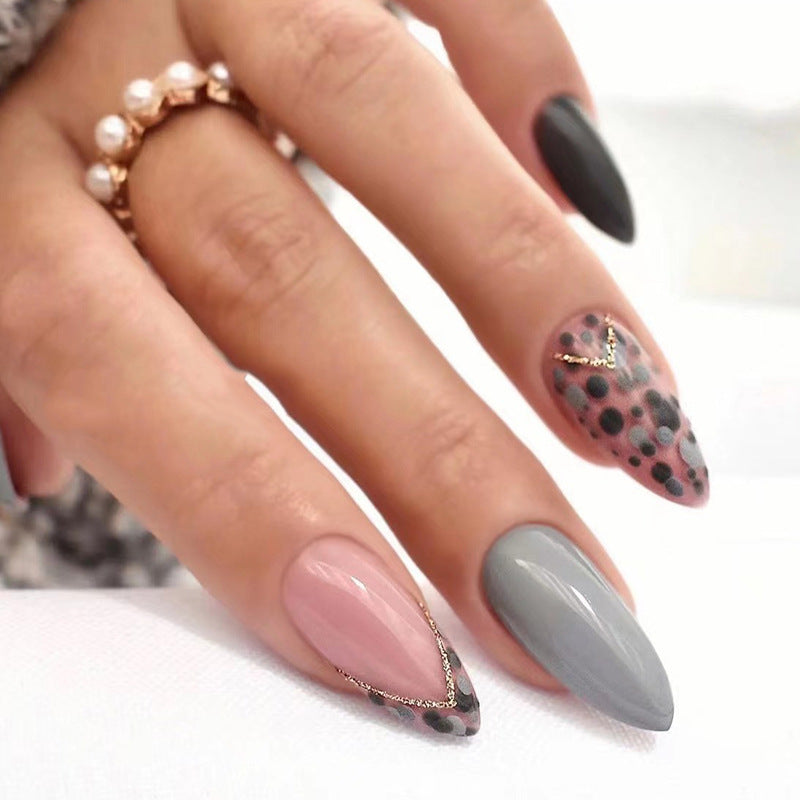 Kunstvolle Stiletto-Nägel mit elegantem Akzent-Design Brehn