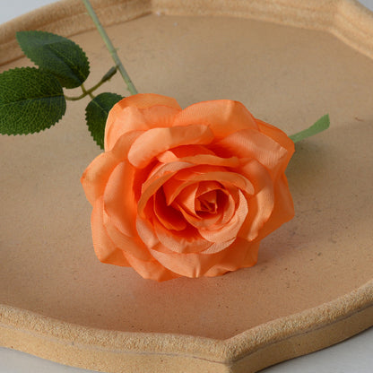 Elegantes Seidentuch Rosenhaaraccessoire