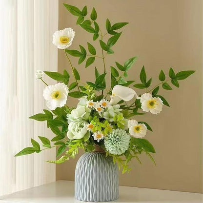 Elegante Blumenarrangement in strukturiertem Vase