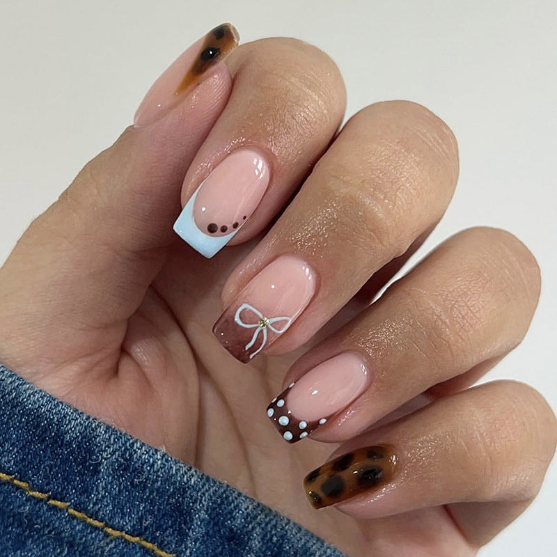 Stylisches dekoratives Press-On-Nagelset mit trendigen Mustern Brehn