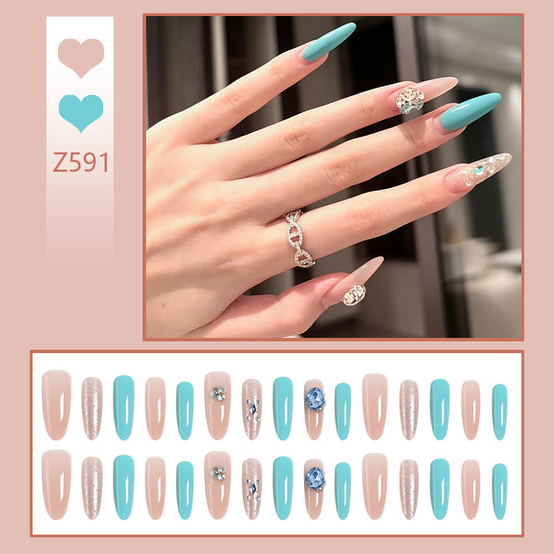 Kunstnagelset mit glamourösen 3D-Applikationen und funkelndem Design Brehn