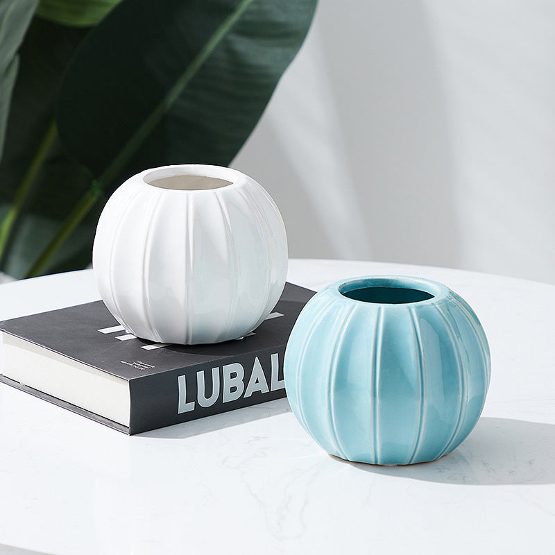 Dekorative Keramikvase mit modernem Rillenmotiv Brehn