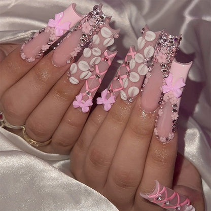 Künstliches Nail Art Set mit verspieltem Blumendesign und glitzernden Akzenten Brehn