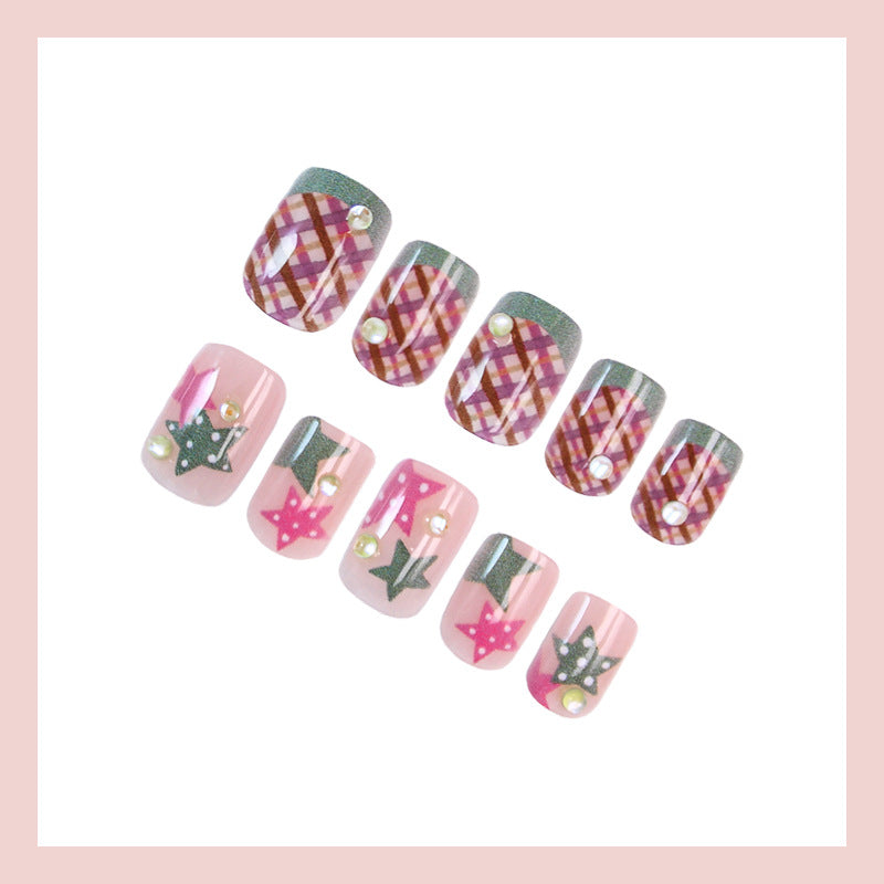 Kunstnagelset mit verspielten geometrischen Designs und Glitzerakzenten Brehn