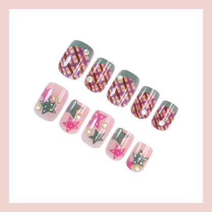 Kunstnagelset mit verspielten geometrischen Designs und Glitzerakzenten Brehn