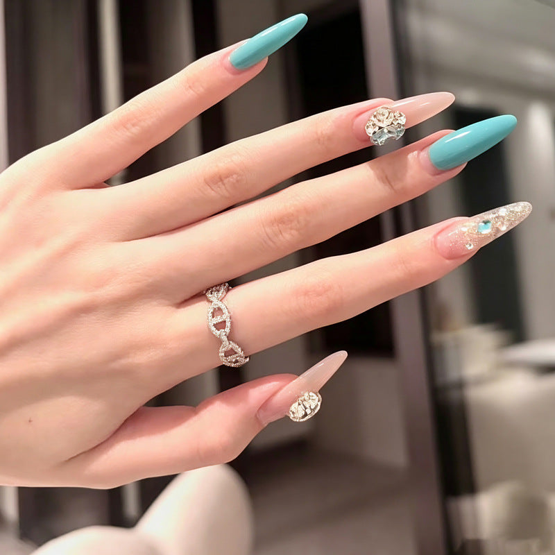 Kunstnagelset mit glamourösen 3D-Applikationen und funkelndem Design Brehn