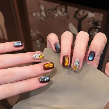 Künstlerische Ombre Nagelverlängerungen mit metallischen Akzenten