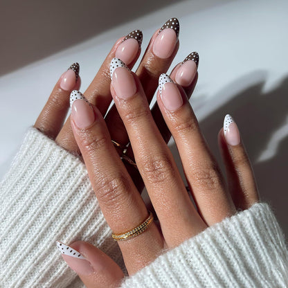Künstlerisches Spitz-Press-On-Nageldesign Brehn
