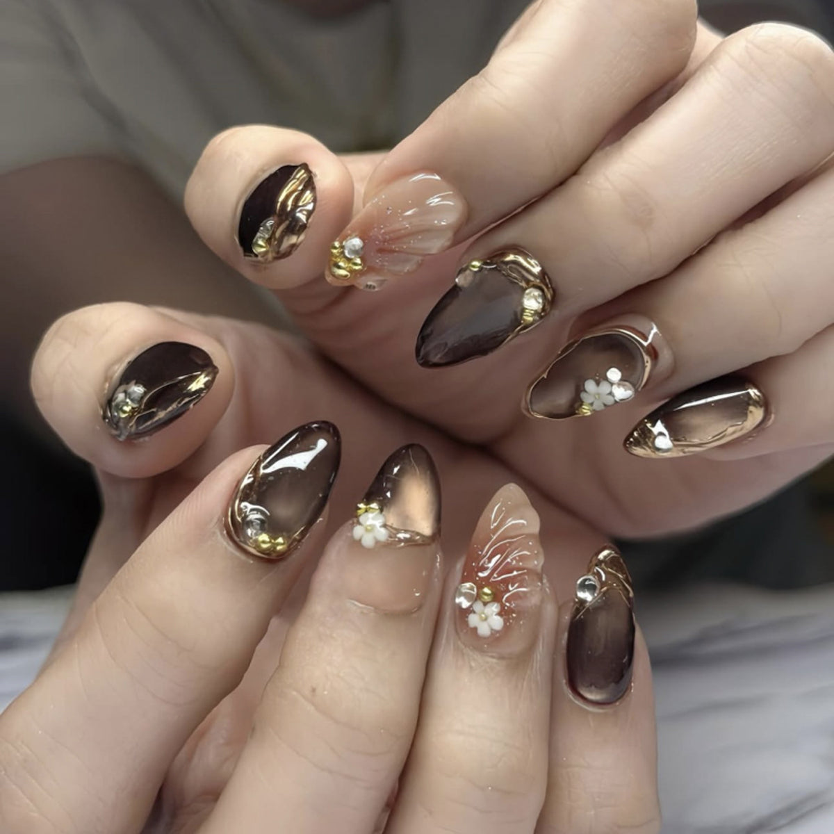 Kunstvolle Nagelverlängerungen mit eleganten 3D-Blütenverzierungen Brehn
